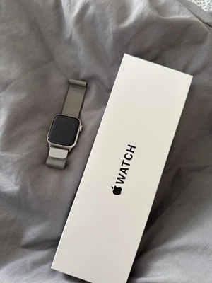 Apple Watch SE 3 2025 GPS 40mm Starlight Milanaisearmband Aluminium - Bild 1 von 4