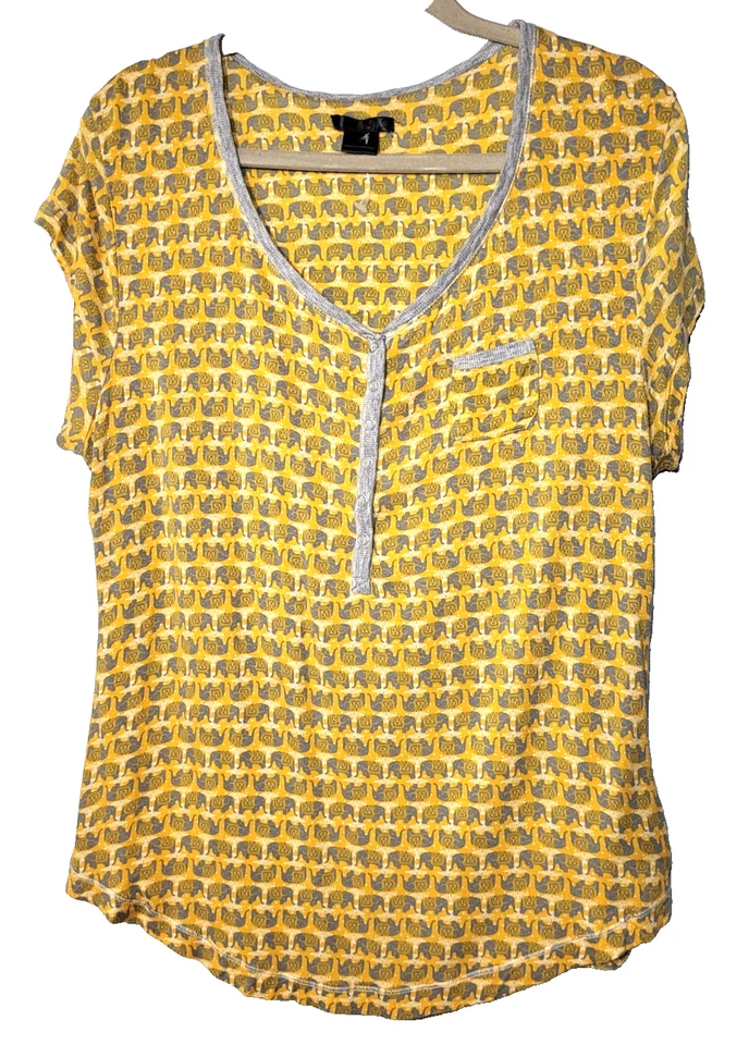 Top de pijama con estampado de elefante naranja Layla manga frontal a presión talla grande salón Foto 1 de 4