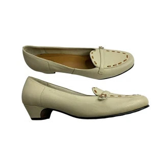 Orvis Womens Sz 10 M Leather Slip On Loafer Shoes Cream Tan 1.5" Heel - Picture 1 of 8