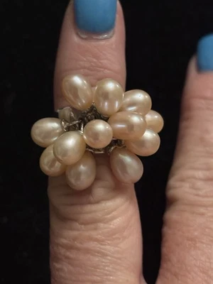 Anillo con racimo de perlas de agua dulce blanco roto talla 7 marcado 18KGE (16) Foto 1 de 4
