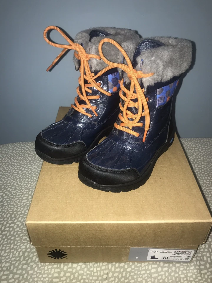 UGG Kids Butte ll charol azul marino talla 13 Foto 1 de 4