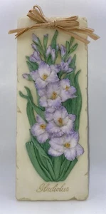 Placa de pared de azulejos de cerámica Mud Pie 2002 Gladiolus 3D 9x3,5”, lista para colgar, usada en excelente estado - Imagen 1 de 6