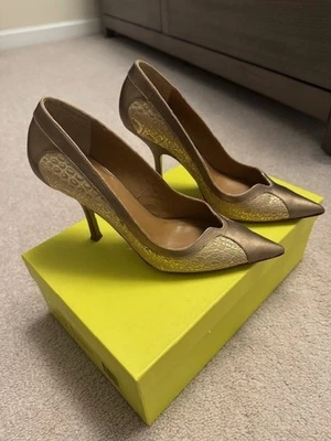 Zapatos clásicos de tacón DKNY para mujer con punta dorada 6 hechos en Italia Foto 1 de 4