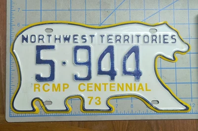 Винтажный номерной знак 1973 Northwest Territories RCMP Centennial белый медведь - Изображение 1 из 2