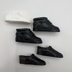De colección Ken Barbie Muñeca Tenis Zapatos Negro Parte Superior Alta Blanco Bajo Lote Pies Planos - Imagen 1 de 9