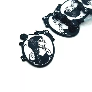 1, 4 o 20 piezas a granel Dije de Halloween bruja Hécate y polilla - Vendedor de EE. UU.-BK1370 - Imagen 1 de 4