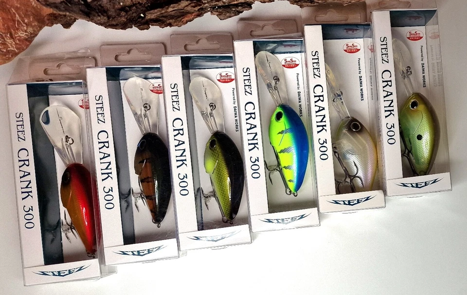 Daiwa Steez Crank 300F DR Deep Runner 6,1cm 18g 7 Farben Floating Hecht SALE - Bild 1 von 1