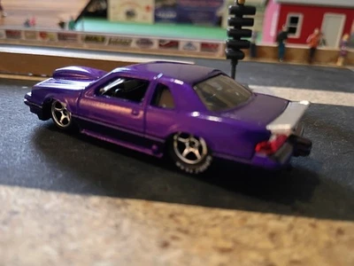 Ford Thunderbird Pro 1988 Hot Wheels Stock personalizado, pintura púrpura caramelo, neumáticos RR Foto 1 de 2