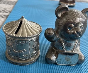 Lot 2 Vintage Silber Teller Karussell Pferd Sparschwein & Silberteller Teddybär - Bild 1 von 8