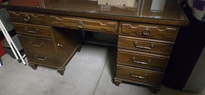 Escritorio vintage Flexsteel Dmi de nogal y madera de burlón Foto 1 de 4