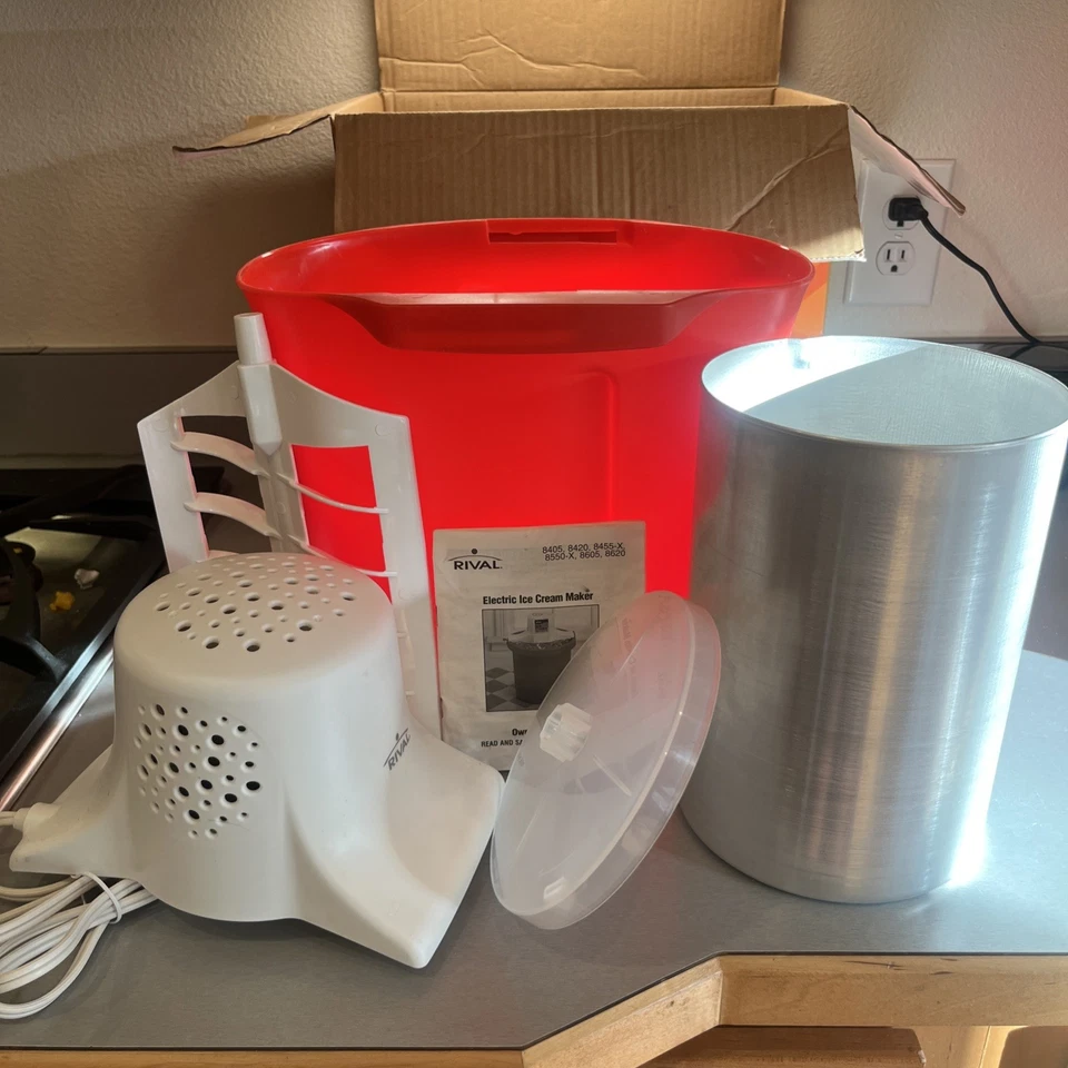 Máquina de helados, yogur congelado y sorbetes Rival At Home 4 cuartos de galón, nueva en caja FRRVCB 40 roja Foto 1 de 3