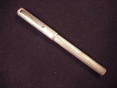 DUNHILL ALEMANIA, SIN FECHA, ACABADO PLATA CEPILLADA, RELLENO DE PISTÓN 14k FINO, FLEXIBLE NUEVO EN CAJA Foto 1 de 4