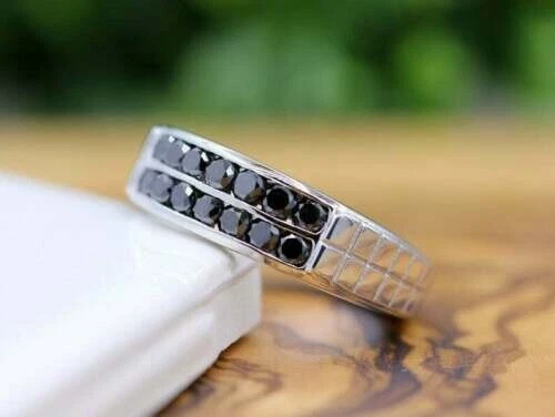 Anillo de compromiso de diamantes negros de corte redondo de 1,00 quilates de oro blanco macizo de 14 quilates talla 6 Foto 1 de 4