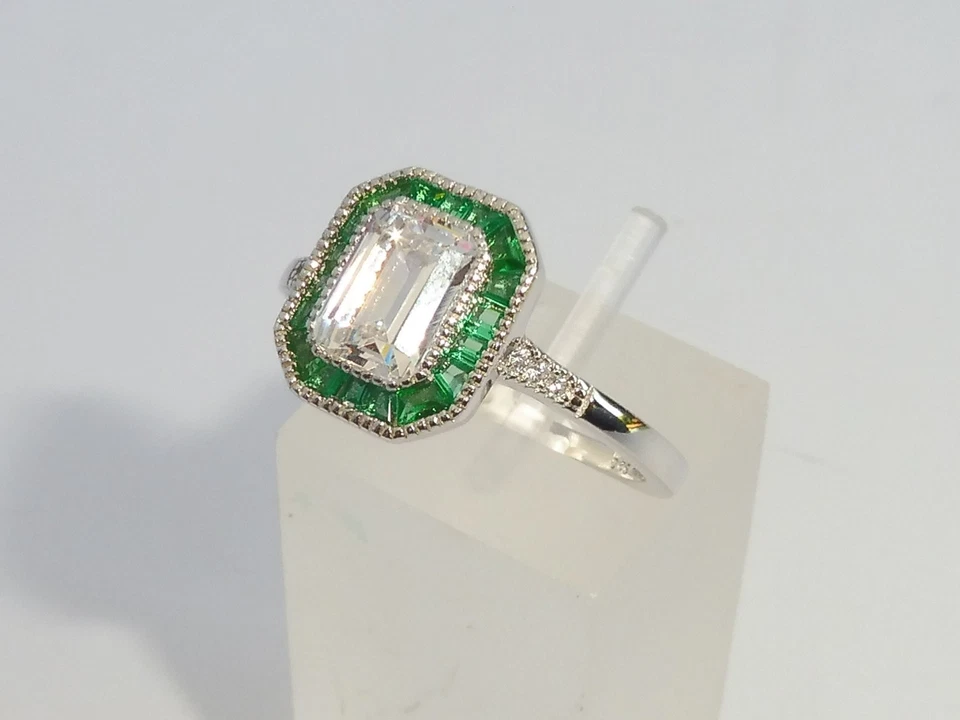 Anello da donna stile Halo in argento sterling 925 con smeraldo bianco - Immagine 1 di 4