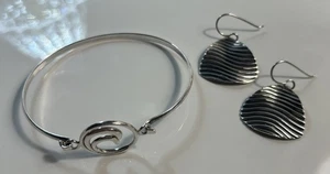 Conjunto de brazalete brazalete de plata de ley 925 con onda de océano y aretes con textura - Imagen 1 de 9