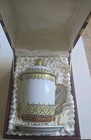 Thai Benjarong Porzellan Tasse mit Deckel & Untertasse –handbemalt– Geschenkbox