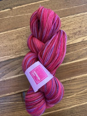 Hilos Sweetgeorgia a mano, color hilo de encaje pintado, baya, lana merino, 875 yardas Foto 1 de 4