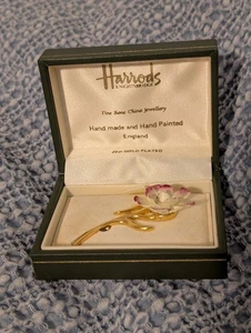 Vintage Harrods Pfingstrose Brosche Anstecknadel Fine Bone China 22ct vergoldet England verpackt - Bild 1 von 4