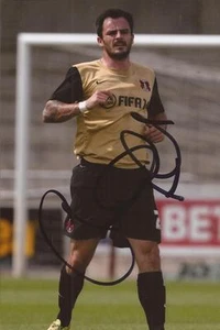 LEYTON ORIENT: CHRIS DAGNALL SIGNED 6x4 ACTION PHOTO+COA - Picture 1 of 1