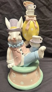 ¡NUEVO! Estatuilla de 12"" Pastel Pascua Sombrerero Loco Conejo Balanceando Tazas de Teacas - Imagen 1 de 10