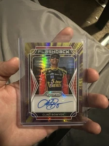 2022 Panini Prizm Flashback Autografi Clint Bowyer #FA-CB Gold Prizm /10 (AU) - Foto 1 di 2