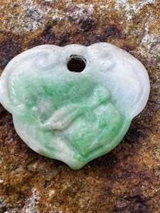 Colgante vintage de jadeíta chino verde y blanco tallado a mano manzana 1" x 0,75" - Imagen 1 de 7