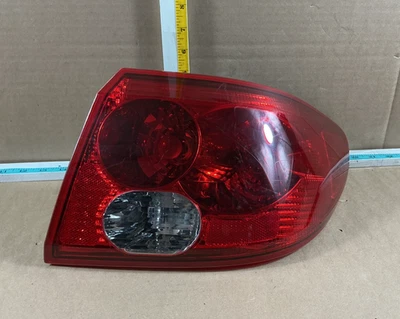 Conjunto de luces traseras laterales derecho pasajero Saturn serie L 2003-2005 sedán Foto 1 de 4