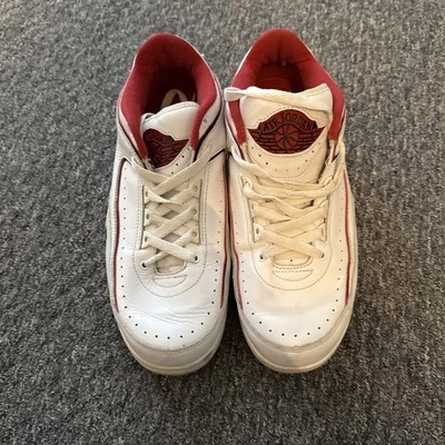 Talla 8.5- Air Jordan 2 Retro Bajo Blanco Rojo Universitario Foto 1 de 4
