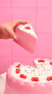 Jabón para pasteles de amistad Lush Hello Kitty - Imagen 1 de 2