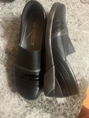Mocassins femininos de couro preto macio NAOT UE 38 EUA tamanho 7 7.5 tamancos pretos excelente - Imagem 1 de 4