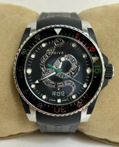 Orologio Gucci 136.3 Dive Uomo Quadrante Serpente Cinturino Gomma YA136323
