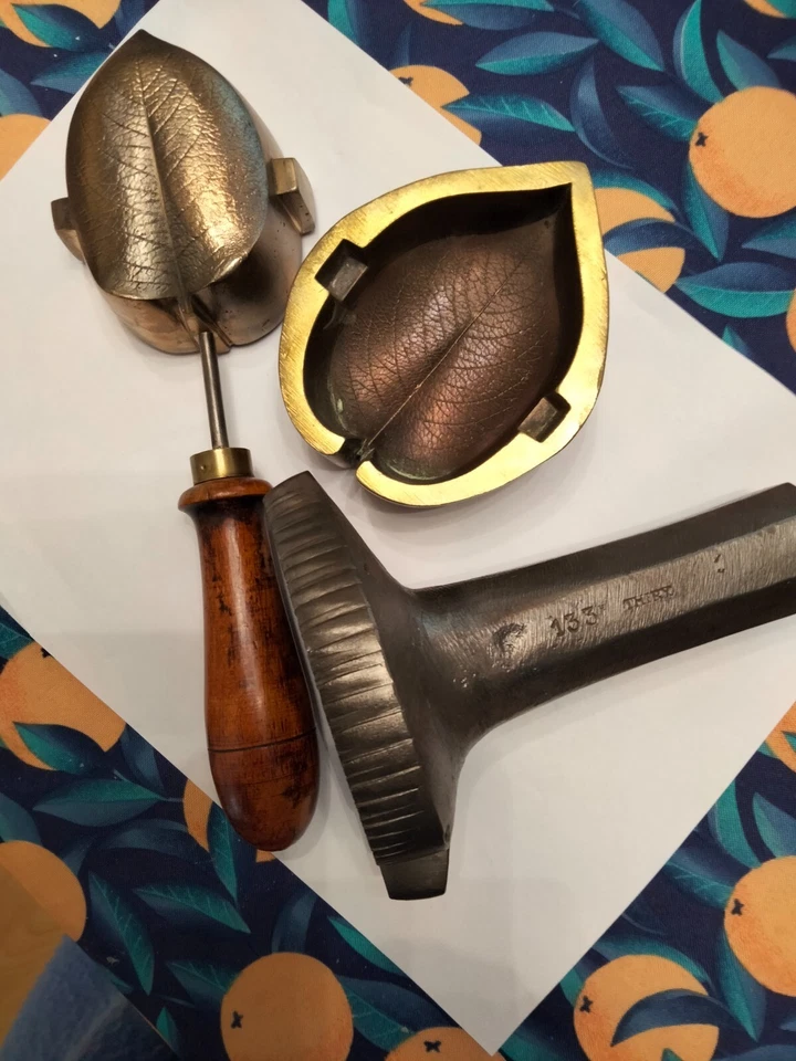 ancien fer a gaufrer les tissus et son emporte pièce datant des années 1870 - Photo 1/4