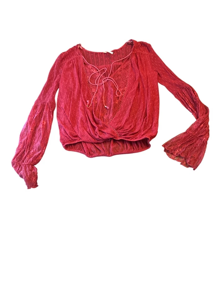 Blusa corta Free People roja de encaje transparente a lunares con mangas de campana talla M Foto 1 de 4