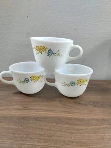 Vintage Pyrex "Flirting" fiori e farfalle gialli e blu - 4 tazzine da caffè - Foto 1 di 4