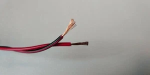 1 METER 2 CORE Red & Black 12V VOLT CABLE 0.75mm CAR AUTO AUDIO SPEAKER WIRE UK - Picture 1 of 2