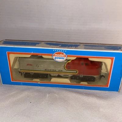 Model Power Locomotive Santa Fe F9 Single Drive 6607 In Box - Image 1 of 4