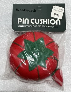 COJÍN DE PASADOR DE TOMATE VINTAGE CON AFILADOR DE AGUJAS ESMERIL-NUEVO EN PAQUETE - Imagen 1 de 10