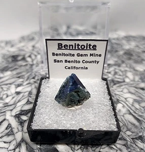 Benitoit Kristall teilweise ersetzt durch Crossit, Benitoit Edelsteinmine, CA, #bc124 - Bild 1 von 4