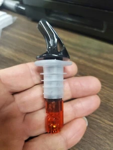 2- (750 ml) Flaschenausgießer 1 Unze Ausgießen gemessen 1 Unze Schuss neu 2 Kugeln - Bild 1 von 3
