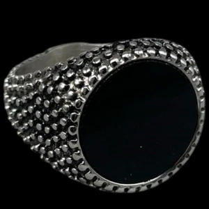 ANELLO PIETRA NERA TONDA LISCIA UOMO DONNA DECORATO A PUNTI AI LATI ACCIAIO INOX - Foto 1 di 13