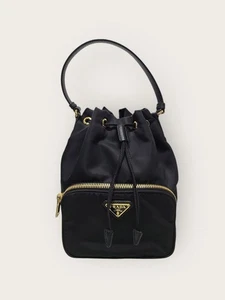 Prada Sac bucket en r nylon noir avec logo triangulaire doré 12345 148490516 - Picture 1 of 7