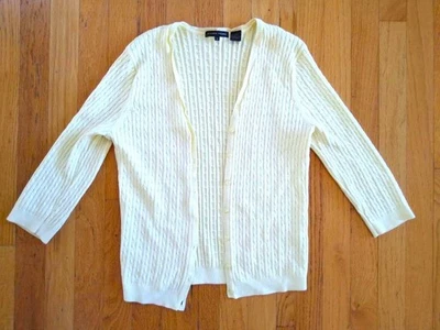 Cárdigan para mujer Jeanne Pierre amarillo pálido tejido con cable botón delantero suéter pequeño Foto 1 de 4