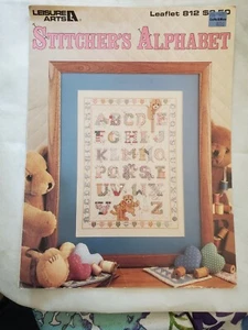 Leisure Arts Stitcher's Alphabet Sampler punto de cruz folleto #812 1989 - Imagen 1 de 2