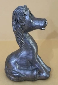 Vintage 1,25" Zinn Pferd Figur Miniatur Mini Pony Colt Stutfohlen sitzend - Bild 1 von 7