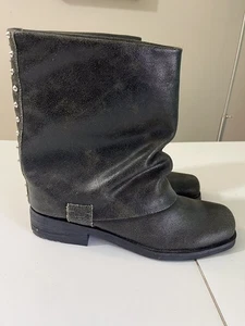 Bota de Moto Envy "Fun Police" Negra Distress Cuero Tachonado Slouch Grunge Mujer 7 - Imagen 1 de 15