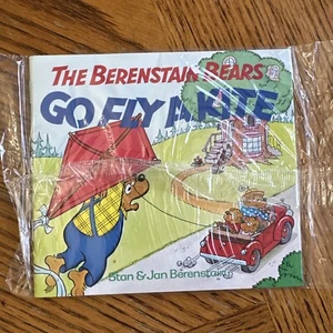SEALED 1984 Berenstain Bears Go Fly a Kite Minibook Long John Silvers Promo - Imagen 1 de 5