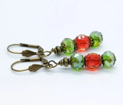 Pendientes clásicos de Navidad, rojos y verdes, cuentas facetadas de aurora boreal, 1,5" Foto 1 de 4