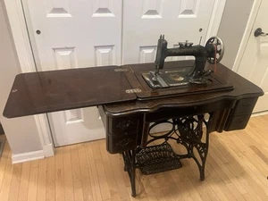 đź’™Stunning! Antique NEW HOME Treadle Sewing Machine + Wood Cabinet-TESTED WORKS - Picture 1 of 24