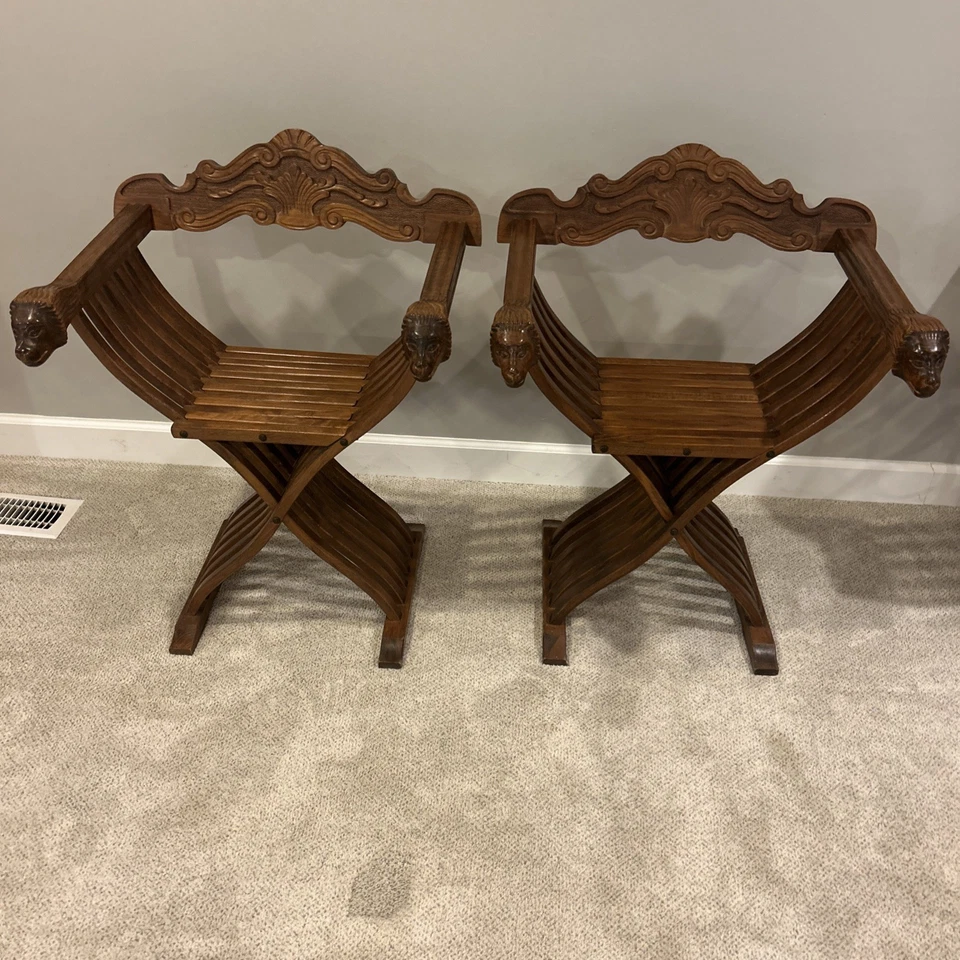 Sillas plegables vintage italianas renacentistas talladas cabezas de león - dos Foto 1 de 4