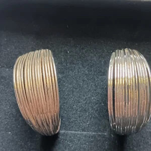 Gold Loop Ohrringe mit durchbohrtem Ohrstecker die Ringe sind verjüngt auf 1/2 Zoll breit - Bild 1 von 7